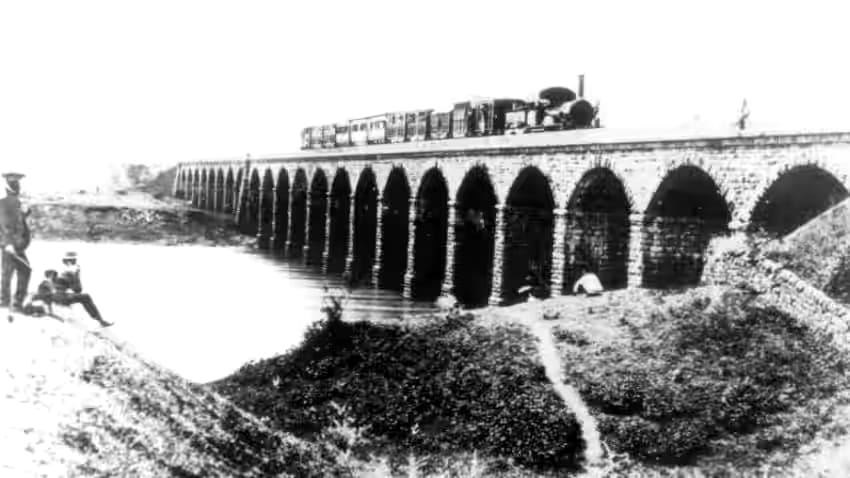 देश की पहली रेलगाड़ी कब और कहां तक चलाई गई थी